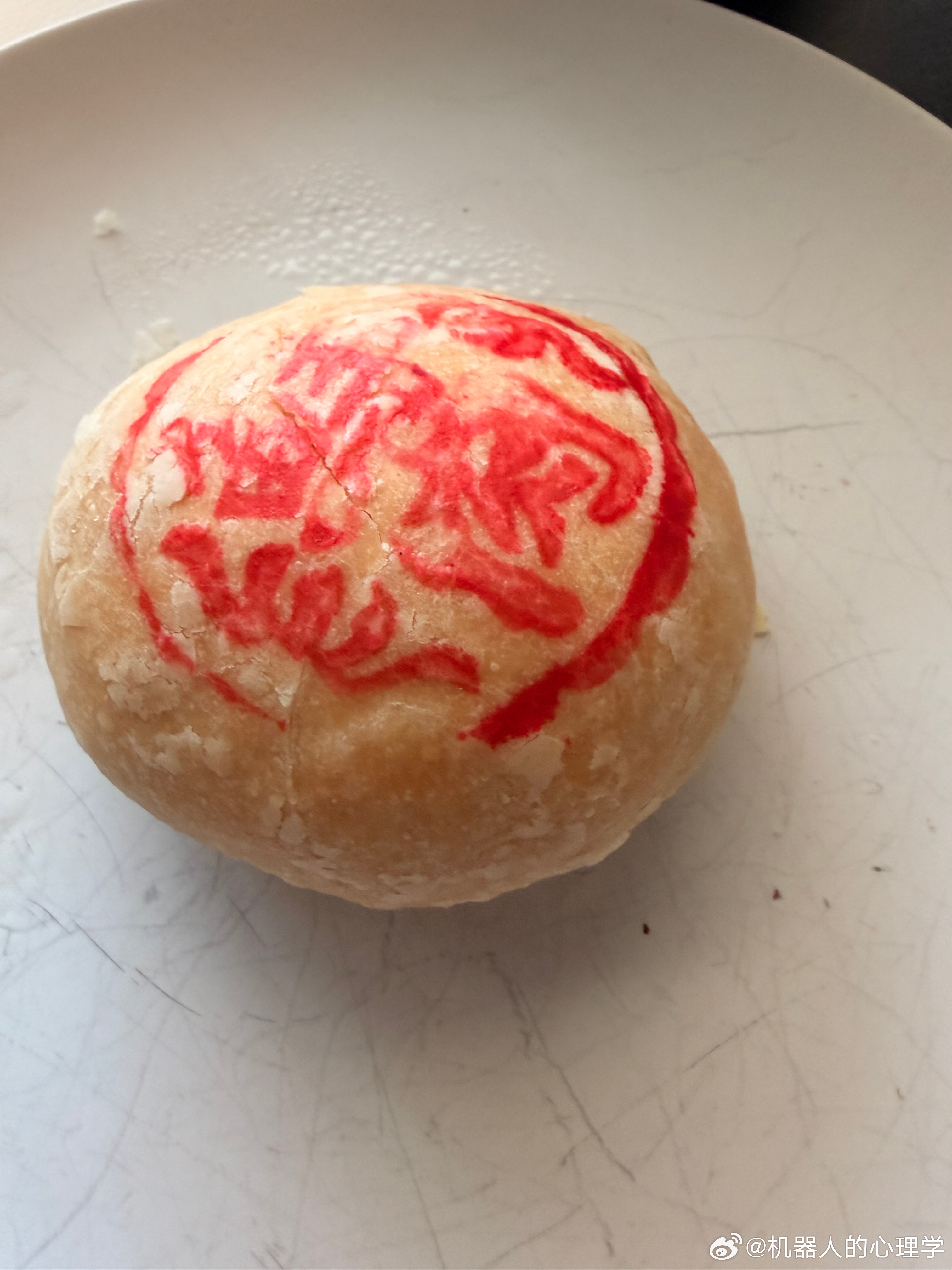 第一次吃上鲜肉月饼，挺香的！今年尝了不少苏式月饼，都不怎么甜的，里面的材料也健康