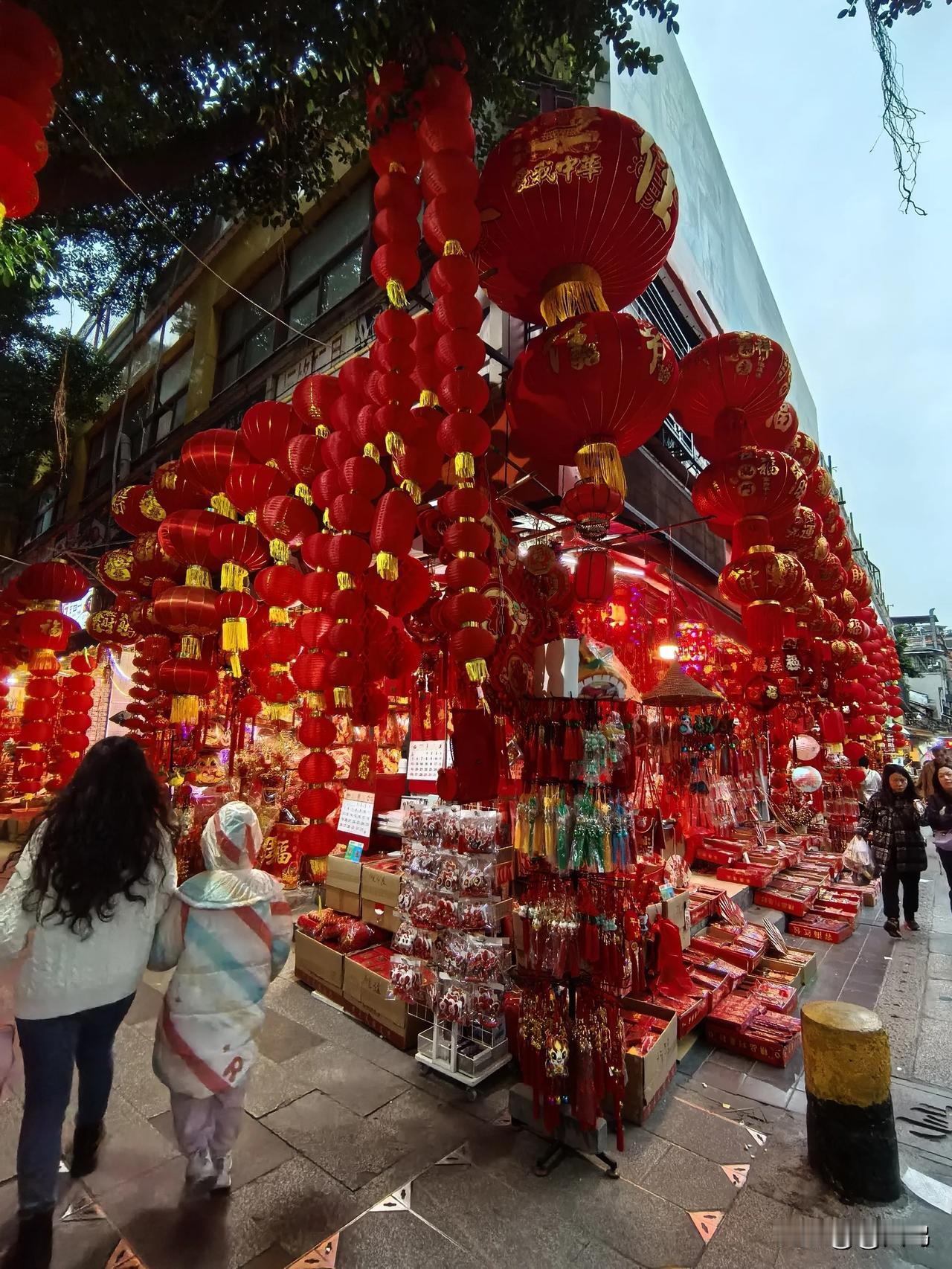 2024倒计时！春节将近。

离春节还有一个月，广州一德路这条街的商铺年味氛围感