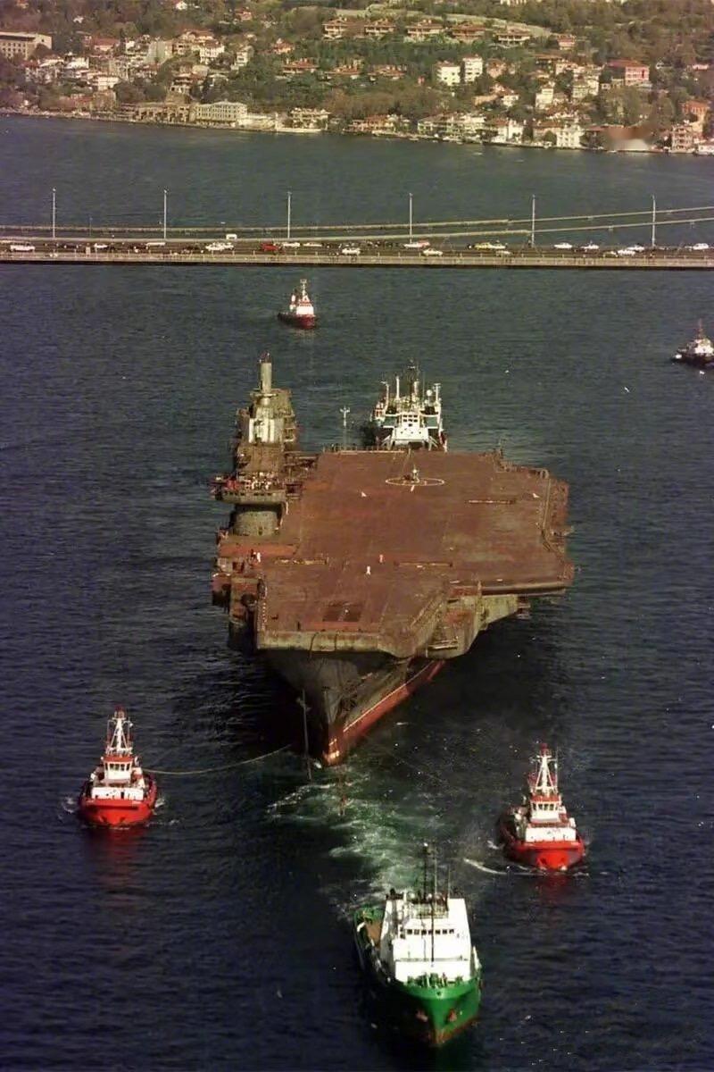 就这么一堆锈迹斑斑的东西，竟然变成了三艘航母！
 
放眼全球，这种奇迹除了中国，