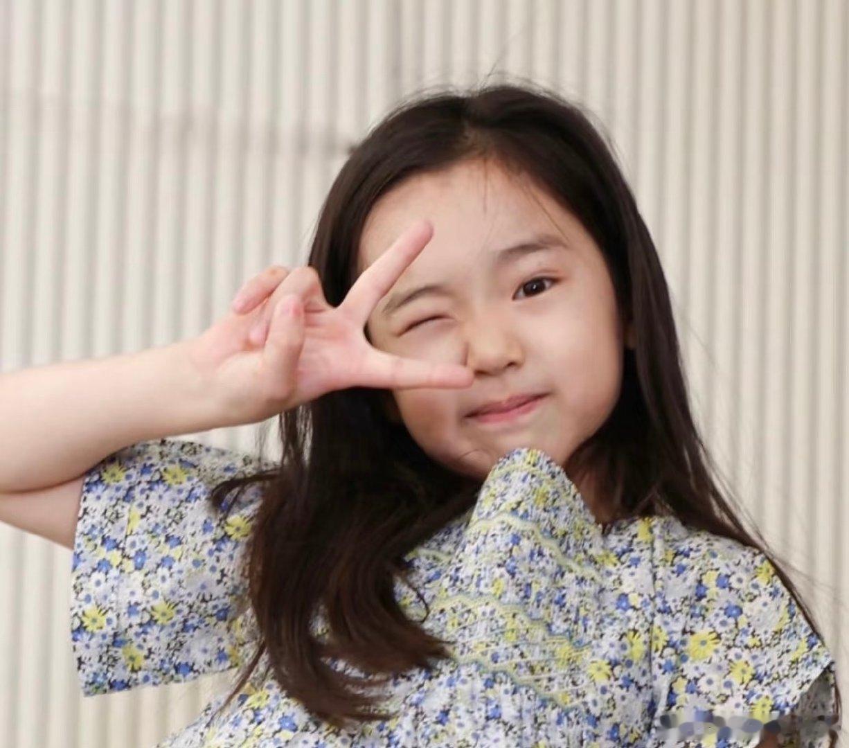 小酒窝的功底藏不住啦！柔韧度拉满的劈叉、卡点精准的旋转，舞姿舒展有力量，多才多艺