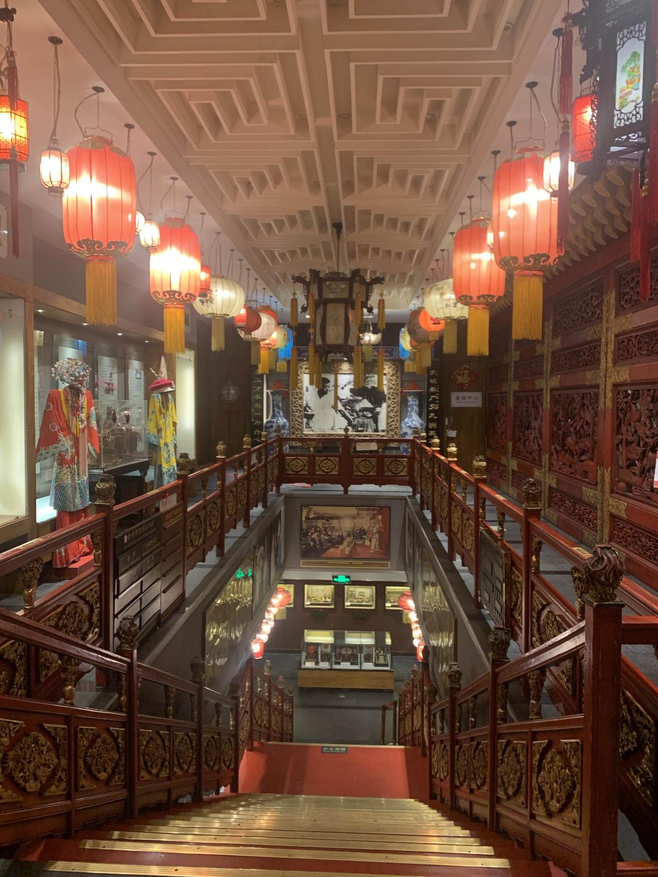 春日生活打卡季这个古香古色的建筑，就是坐落在前门的“老舍茶馆”。里面的布置很有特