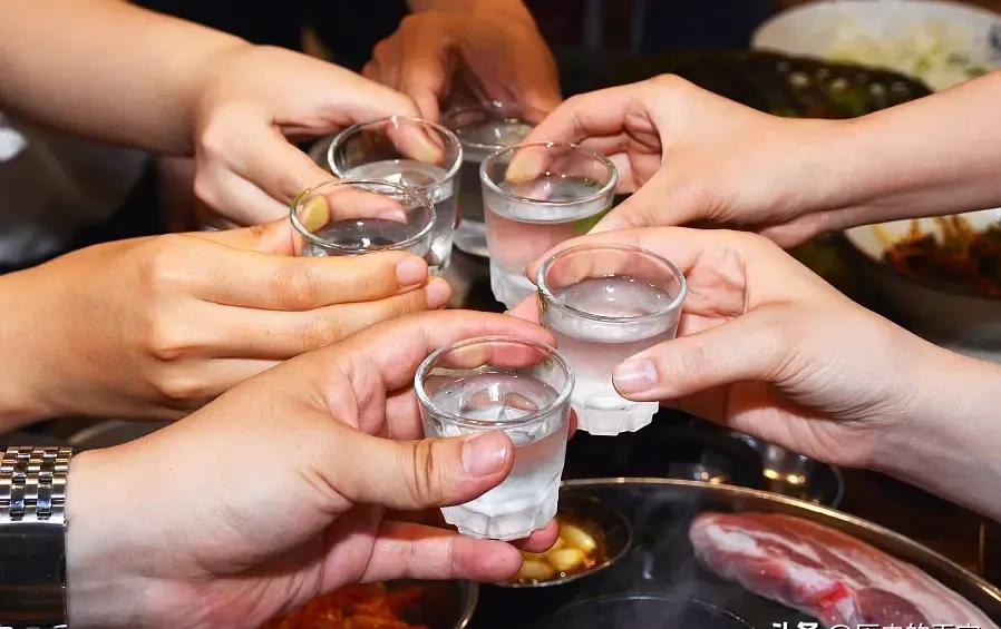 醉酒躺酒店，

同事拿卡进门，

醒来后法院判侵权了。

这事真不靠猜，法院认的