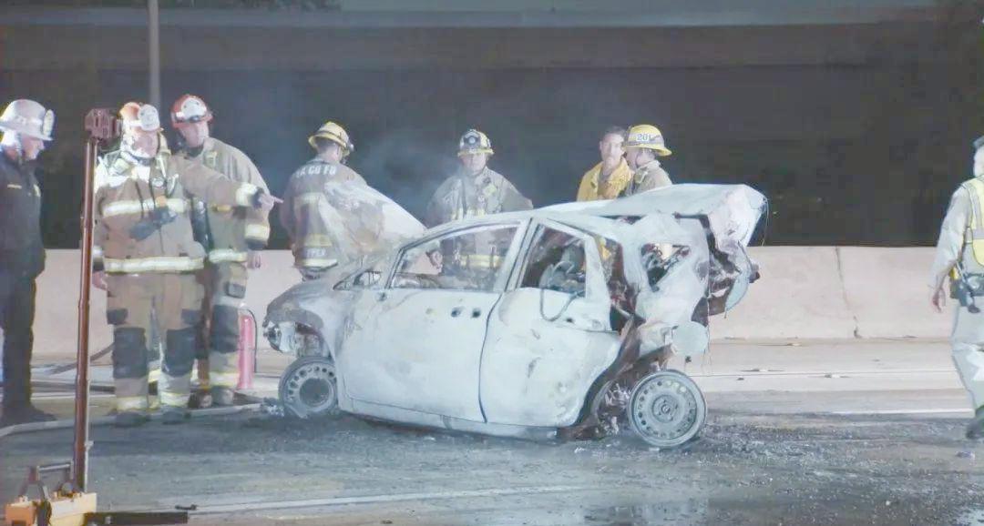 法拉利烈火吞噬《使命召唤》之父！洛杉矶悬崖公路成绝命弯，55岁传奇游戏教父陨落，