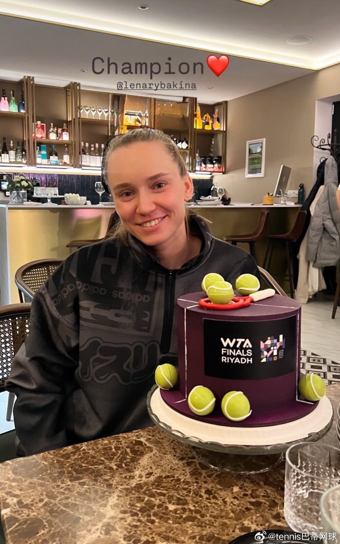 莱巴金娜收到利雅得年终定制蛋糕🍰莱巴金娜晒出了她收到的WTA总决赛冠军🏆蛋糕