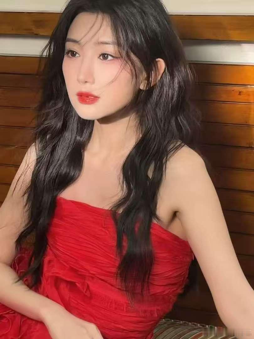 毛晓彤红裙把氛围感焊在身上   微博视界大会红毯毛晓彤红裙把氛围感焊在身上，真的