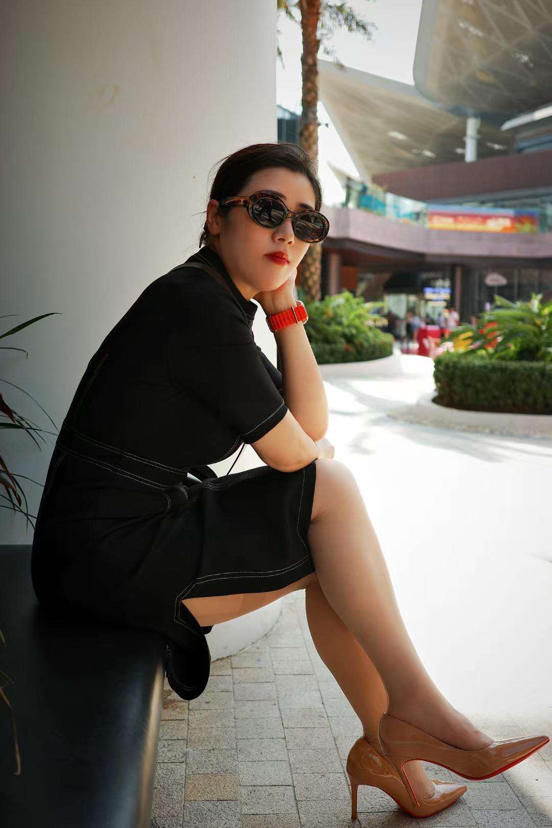 气质是女人最好的风水气场全开 完美身材 御姐风细跟高跟鞋太绝了 御姐范儿