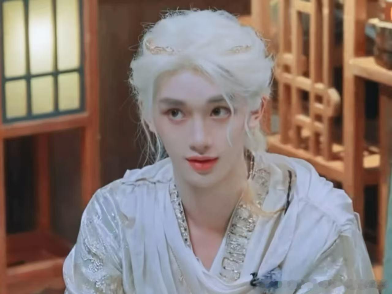说"狐狸"真不是白叫的。丁程鑫那双眼睛一眯的事儿，镜头里特别明显。之前被妆造压着