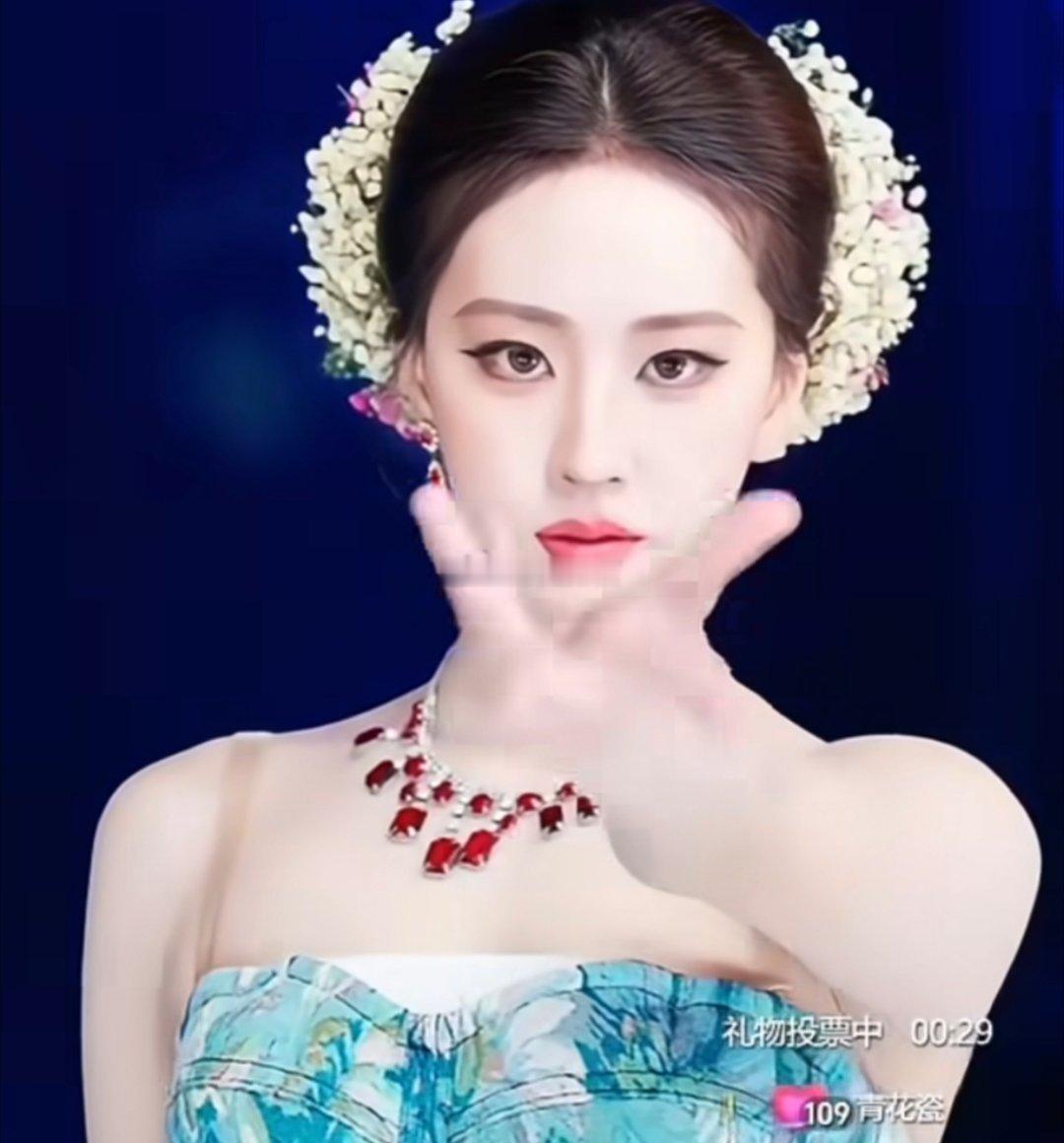 刘亦菲暗自窃喜，还好我出道早，要不然轮到她火爆出圈了。 