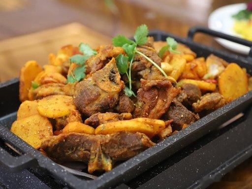 去古浪一定要吃全羊肉十八吃【炕锅羊肉】西北特色烟火美食！羊肉搭配土豆一同炕制，不