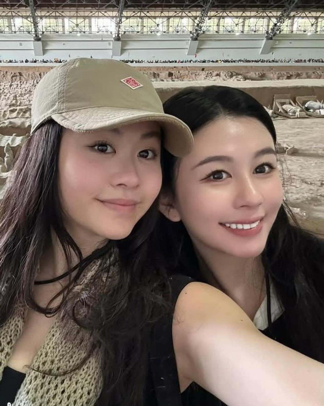 性感女神邱淑贞✨大女儿沈月和二女儿沈日❤真是越大越漂亮🥰！还超级像脸😆完美继