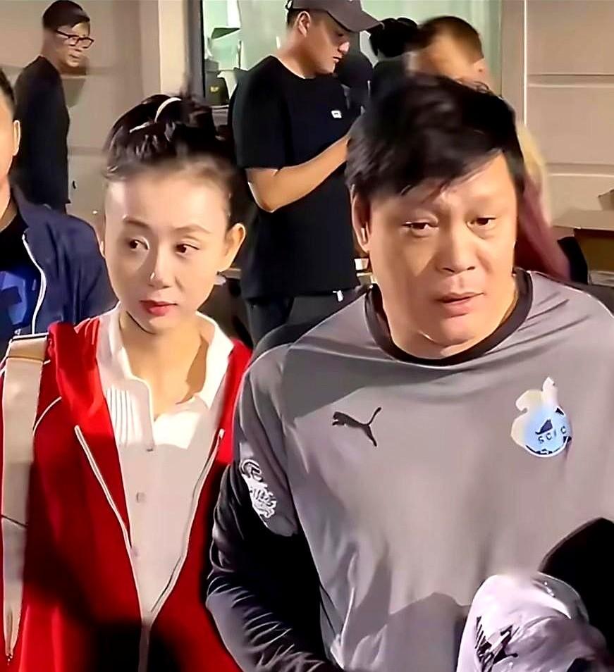 56岁的范志毅和39岁娇妻张梦瑾，出门总被当成父女俩！

这两人差了17岁，认识
