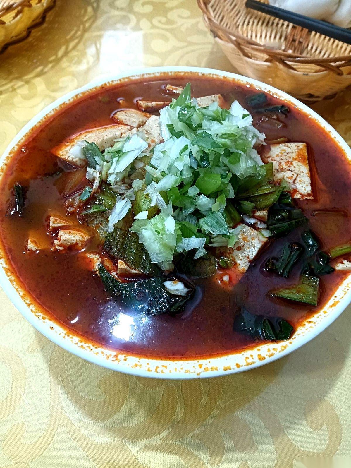 刚在富县，吃了碗“罐罐饺子”。
我以为是饺子，结果好家伙，端上来个小砂锅，里面饺