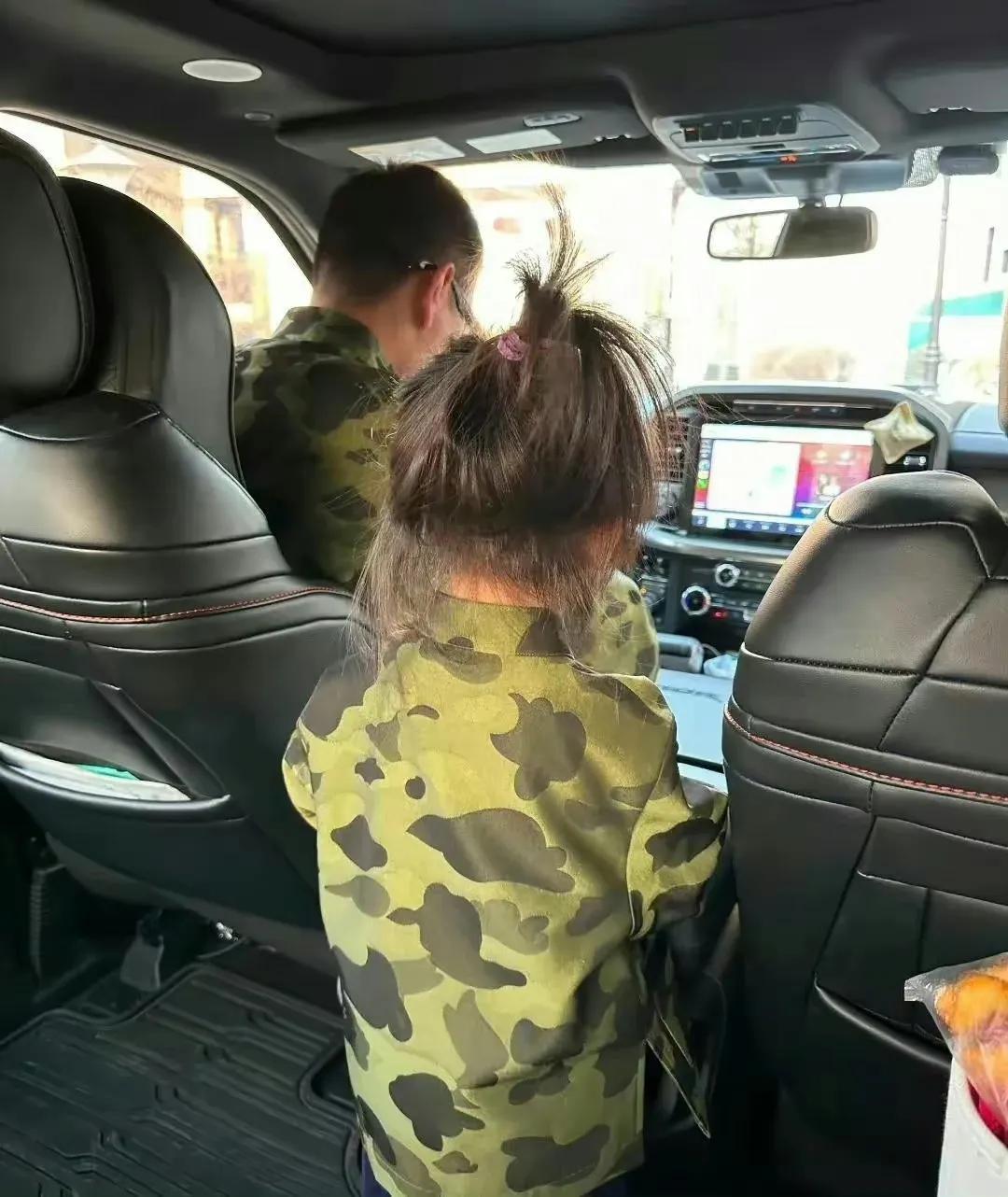 王彦霖艾佳妮和女儿一家三口合照，王彦霖看女儿的眼神一脸宠溺！