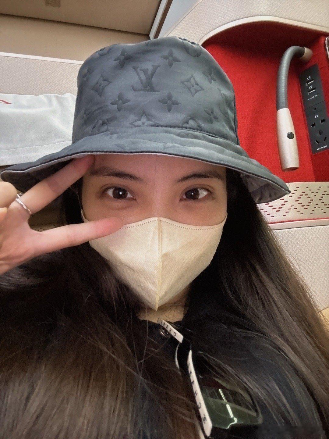 今天在九龙站赶高铁 然后遇上了一个小姐妹小姐妹人也太好了😭 说刚刚抽到的 la