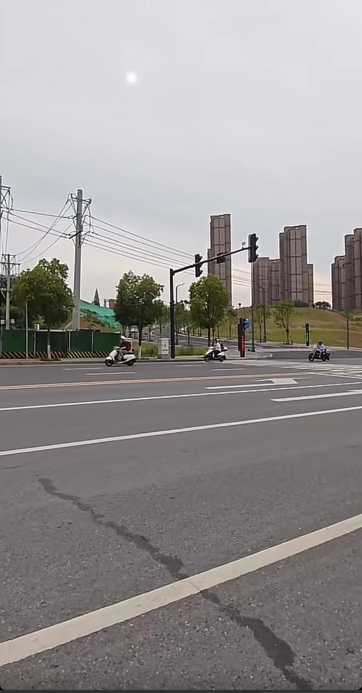 安康新开通的张岭中路西段路口有必要优化。它与对面的上游村路口相距约十几米，这两个