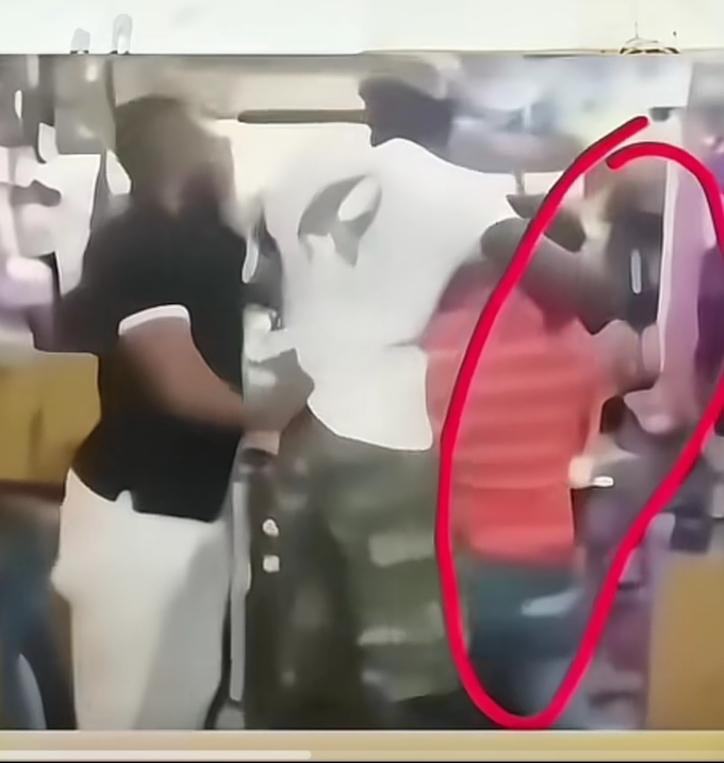 人高马大的黑人，在广洲菜市场殴打一位卖菜的女子。
然而，没有一个人上前相助，劝解