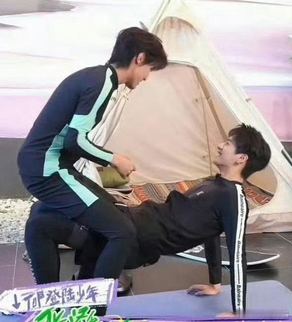 omg 小脚妻持续发力 朴爷的坤巴都压不住了吧 