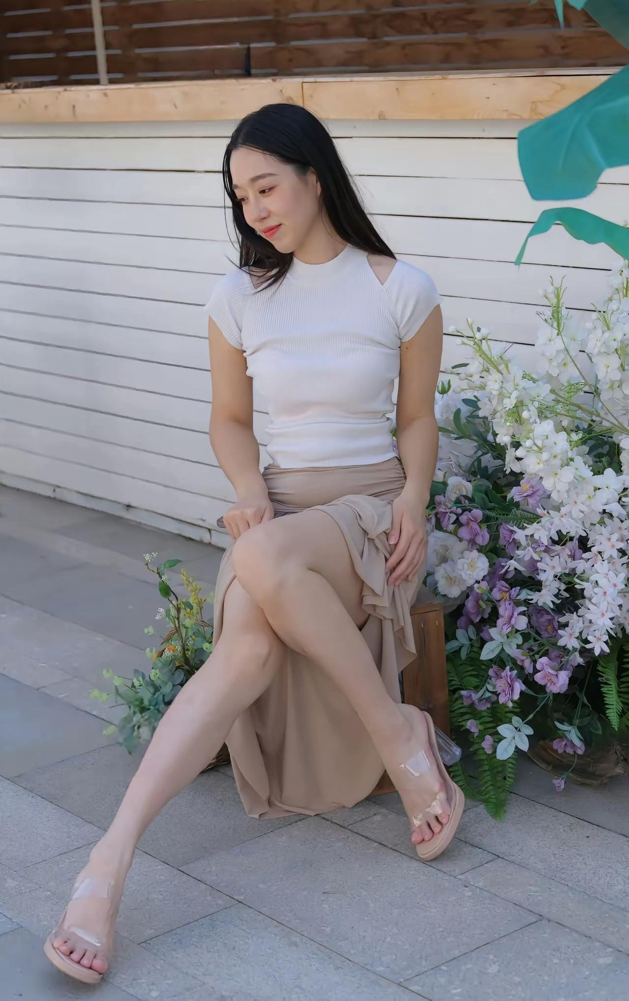 优雅坐享花海，清新夏日穿搭