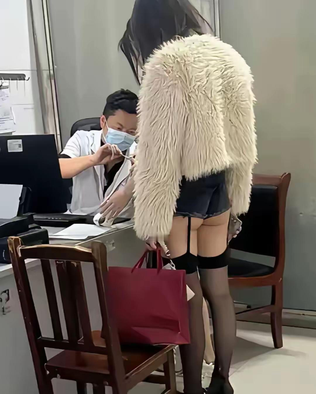现在社会是怎么啦 中莫拉
狗穿衣服 人露肉狗穿着衣服 狗衣服搞怪