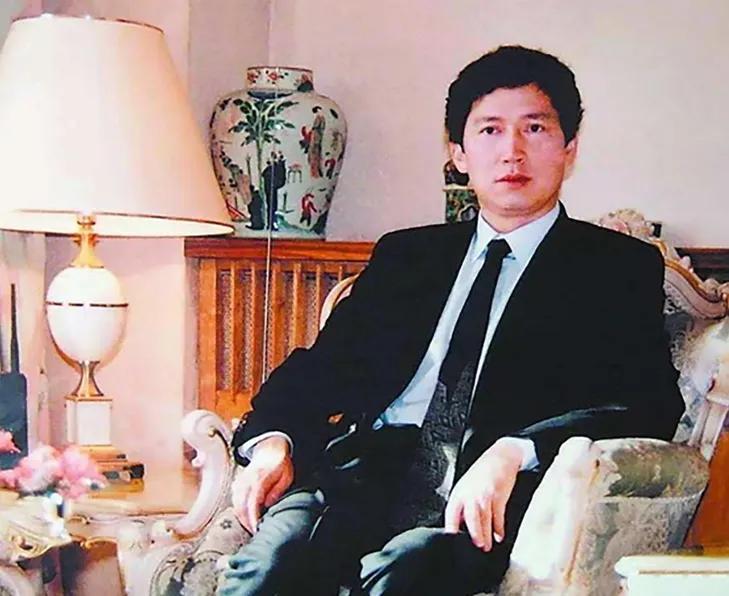 一次节目，主持人问李春平：“你每年收8000多万租金，都怎么花？”李春平坦言：“