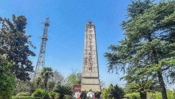 在湖北监利市福田寺镇的内荆河畔，1956年村民挖土建窑时意外发现了大量骸骨，经确