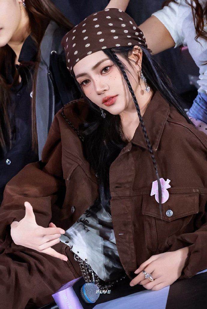 谢可寅自带一张有底气的脸舞台尽情释放热烈野性，面对镜头从容淡定，谢可寅从不靠夸张