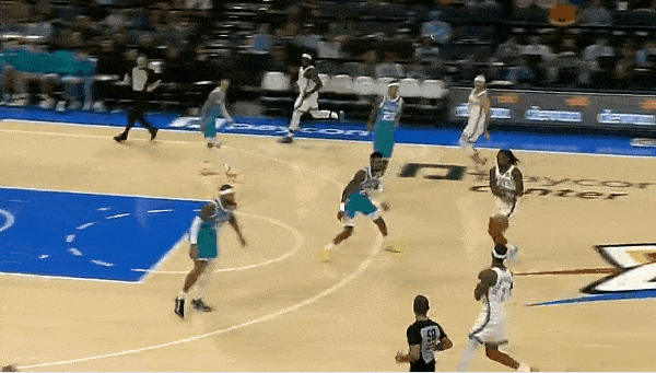 FMVP之威！亚历山大这球真丝滑！
在今天NBA季前赛雷霆与黄蜂的第一节比赛中，