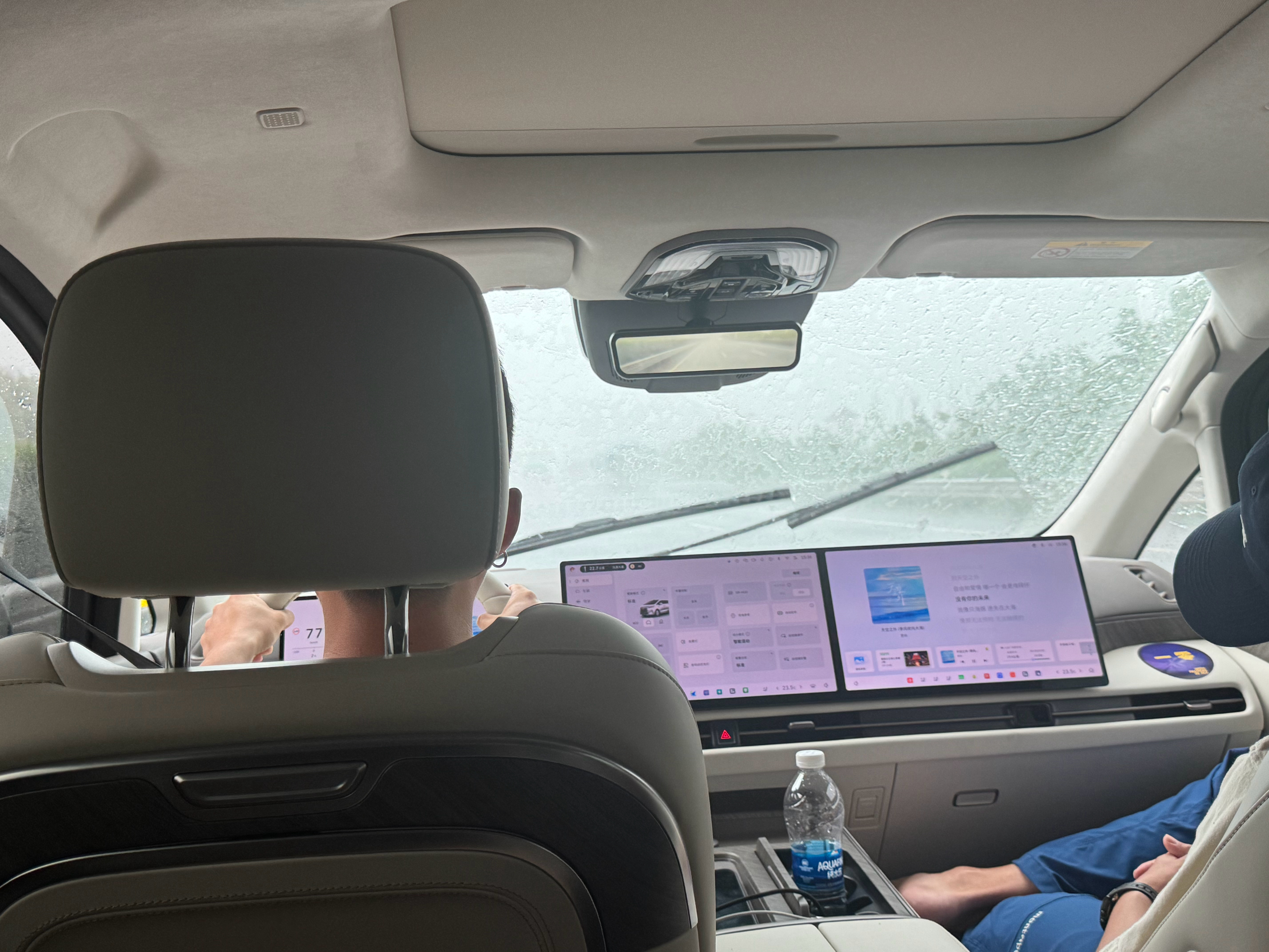 这雨下的有点大啊，一会拍摄可怎么办[苦涩]我不能之后改名字叫“落汤鸡说车”吧？ 