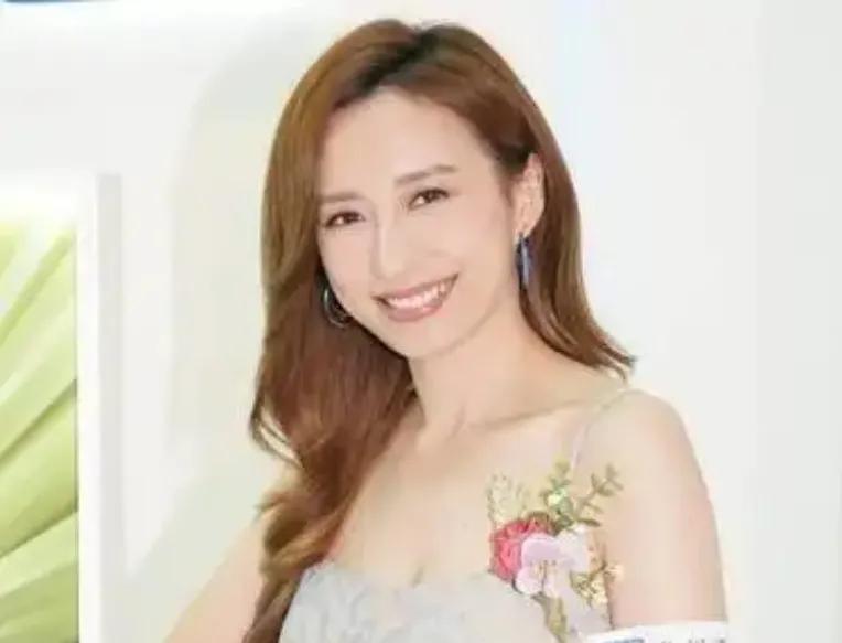 龚嘉欣凭借在《企业强人》中的出色表现，成功夺得TVB最佳女主角奖项。她的精湛演技