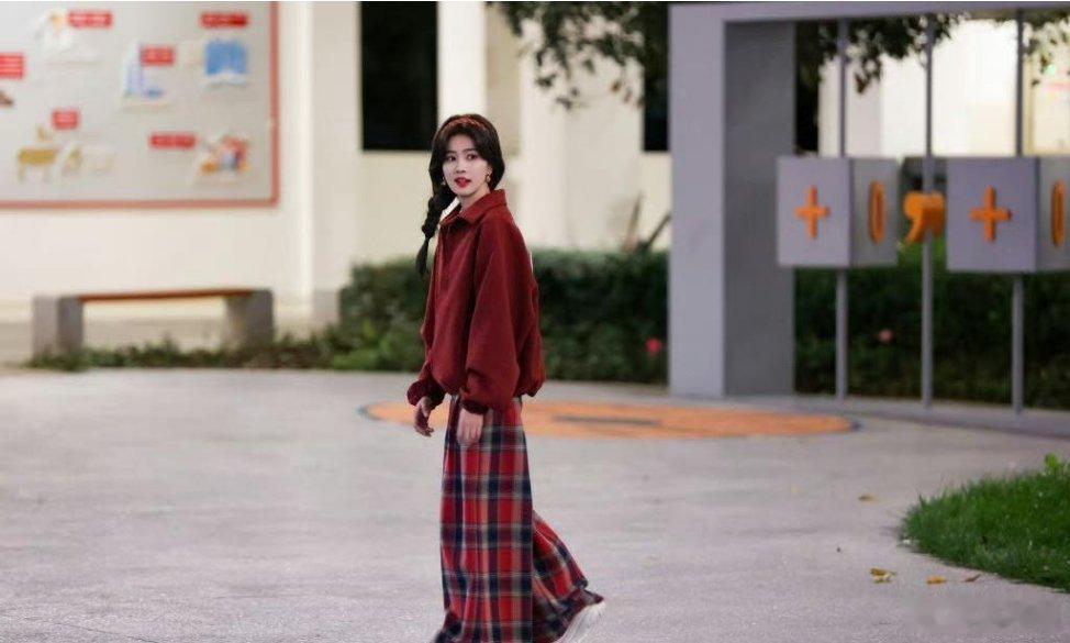 白鹿红色复古背带裤穿搭，最新《跑男》穿搭，身材好穿什么都好看，#奔跑吧# ​​​
