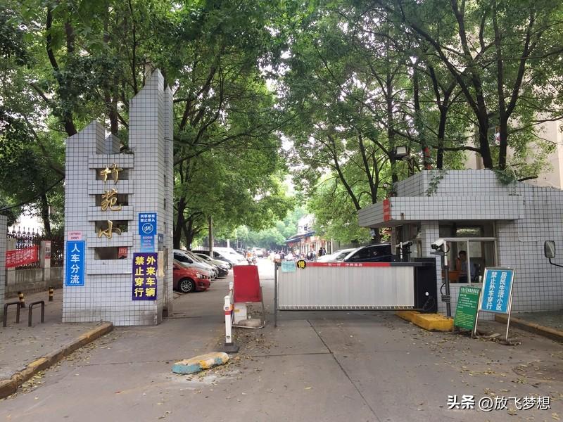 “取消物业”这话题最近就跟爆款网红似的，火得一塌糊涂。好多人因为物业收费像雾里看