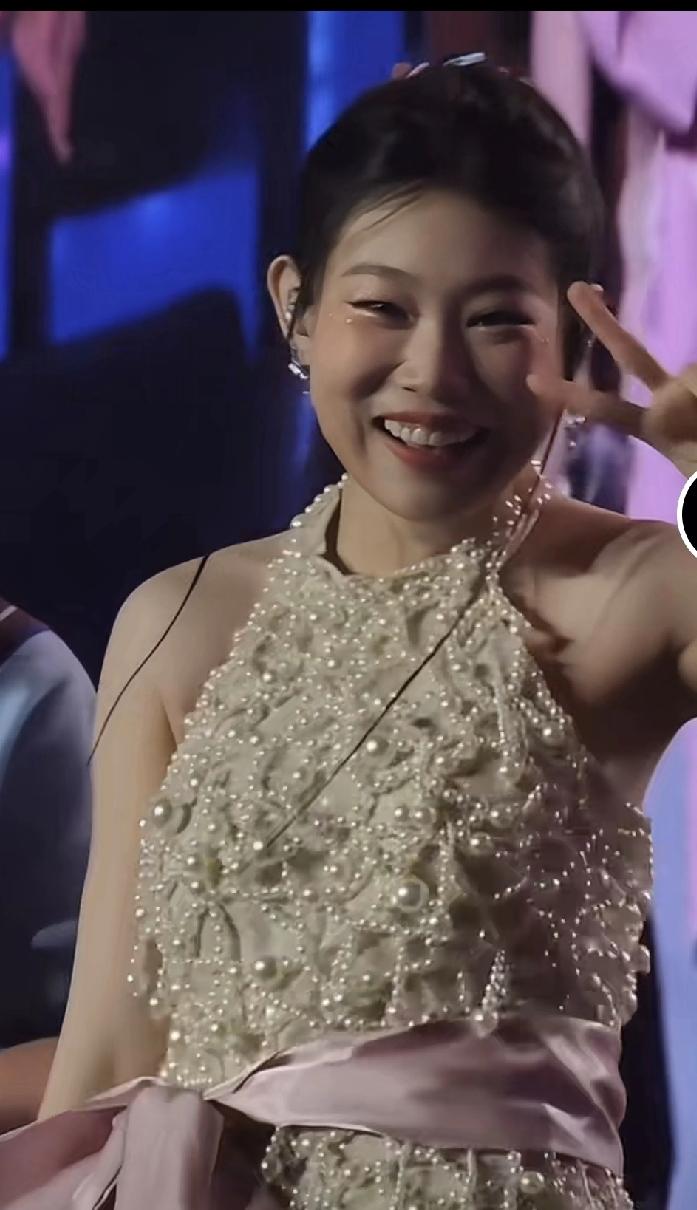 小沈阳女儿真的有一个让人喜欢的点，就是她的眼神。与人对视那一刻真的会感受到她的善