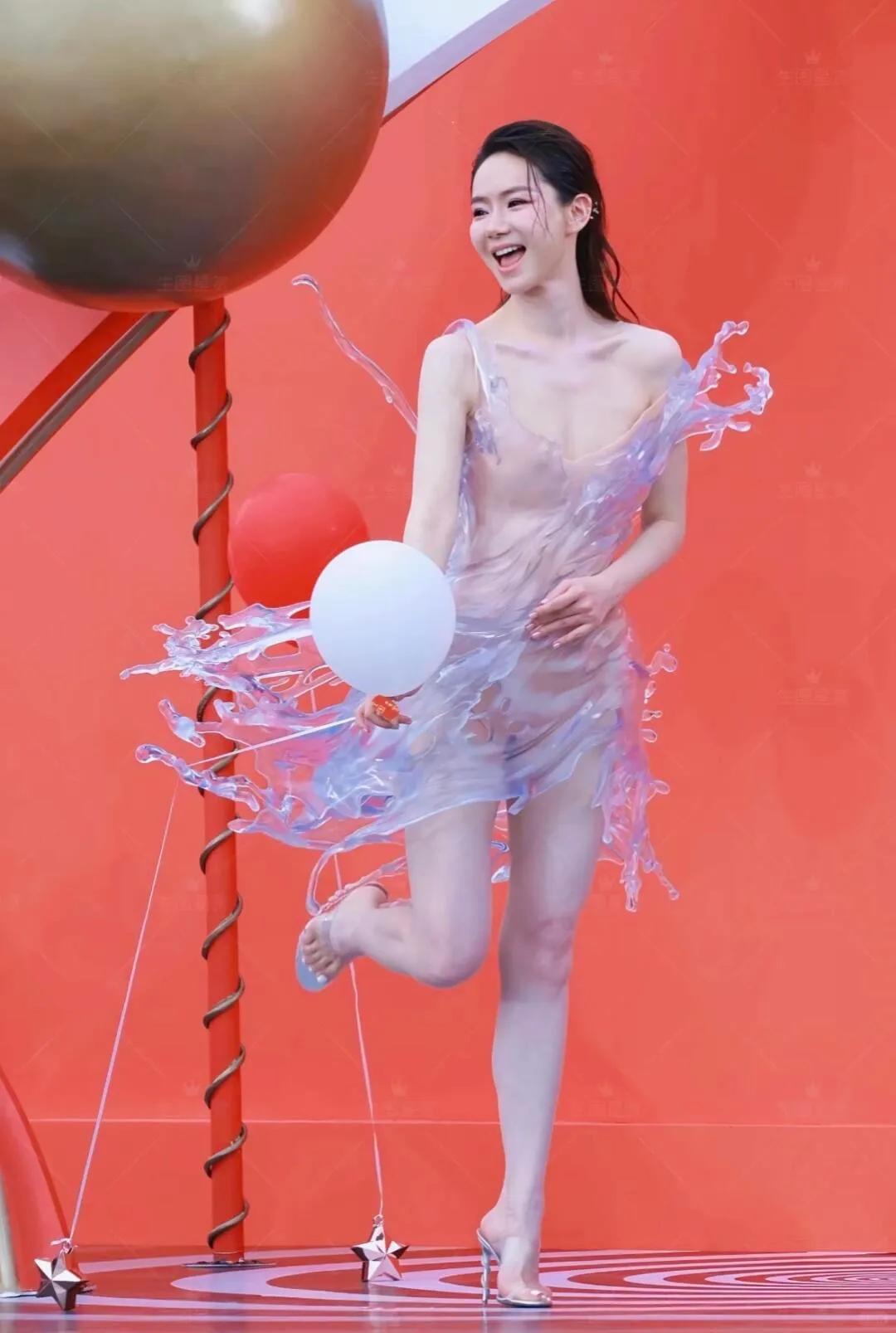 戚薇这身3D打印的水花裙，说实话，我是真服。
16公斤的衣服穿身上，好身材一点没