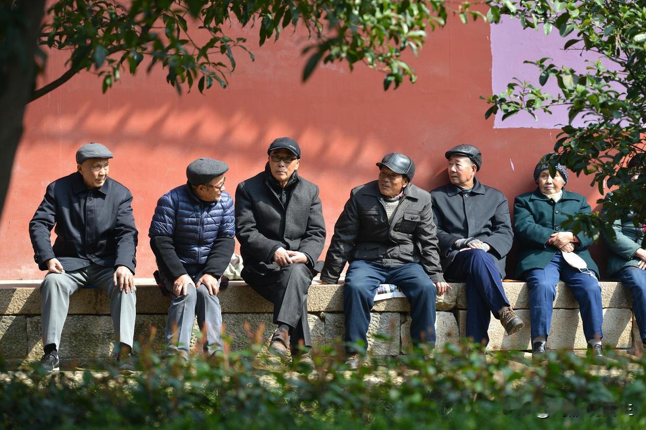 每次下班我回家走进小区院里，都有好多双眼睛像做CT一样从上到下打量你，因为楼下坐