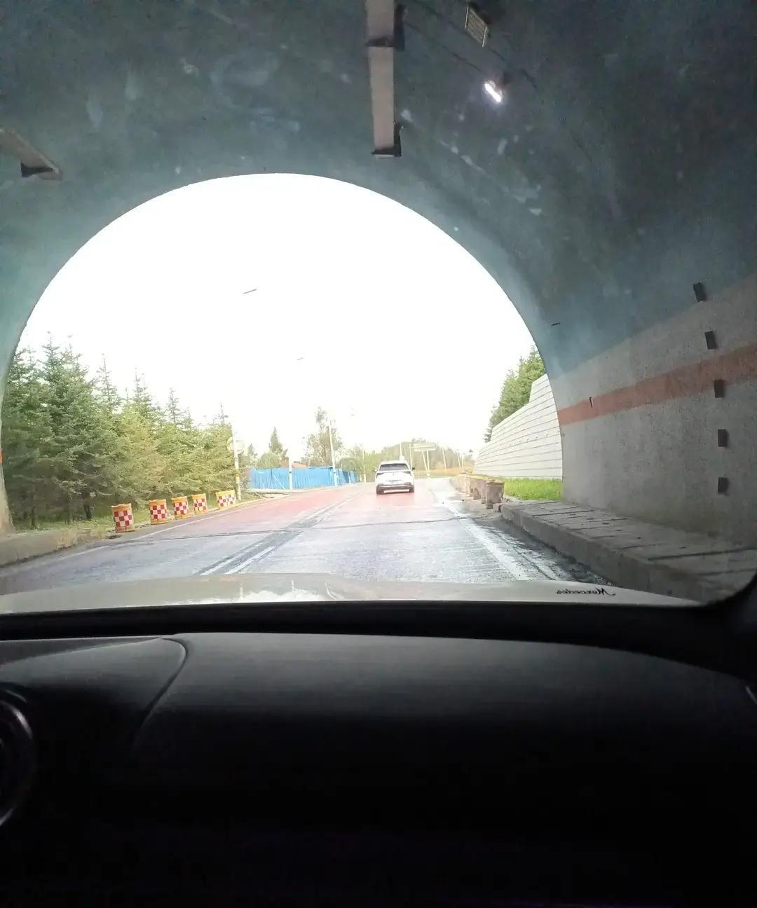 刷到个热搜，说高智商的人爱独处、低智商的人爱抬杠，评论区吵翻天。
我翻了下白皮书