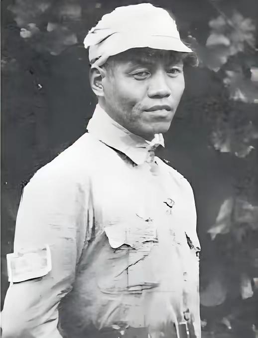 1933年红九军枪击事件：一身傲骨的红军战将
 
1933年，红九军军长何畏拔出