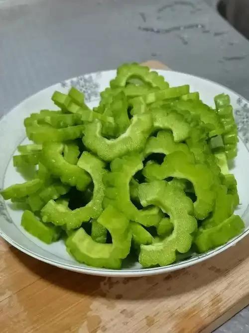 苦瓜怎么做才能去掉苦涩味?
苦瓜的苦味主要来源于其中的苦味素，要想去掉这些苦涩味