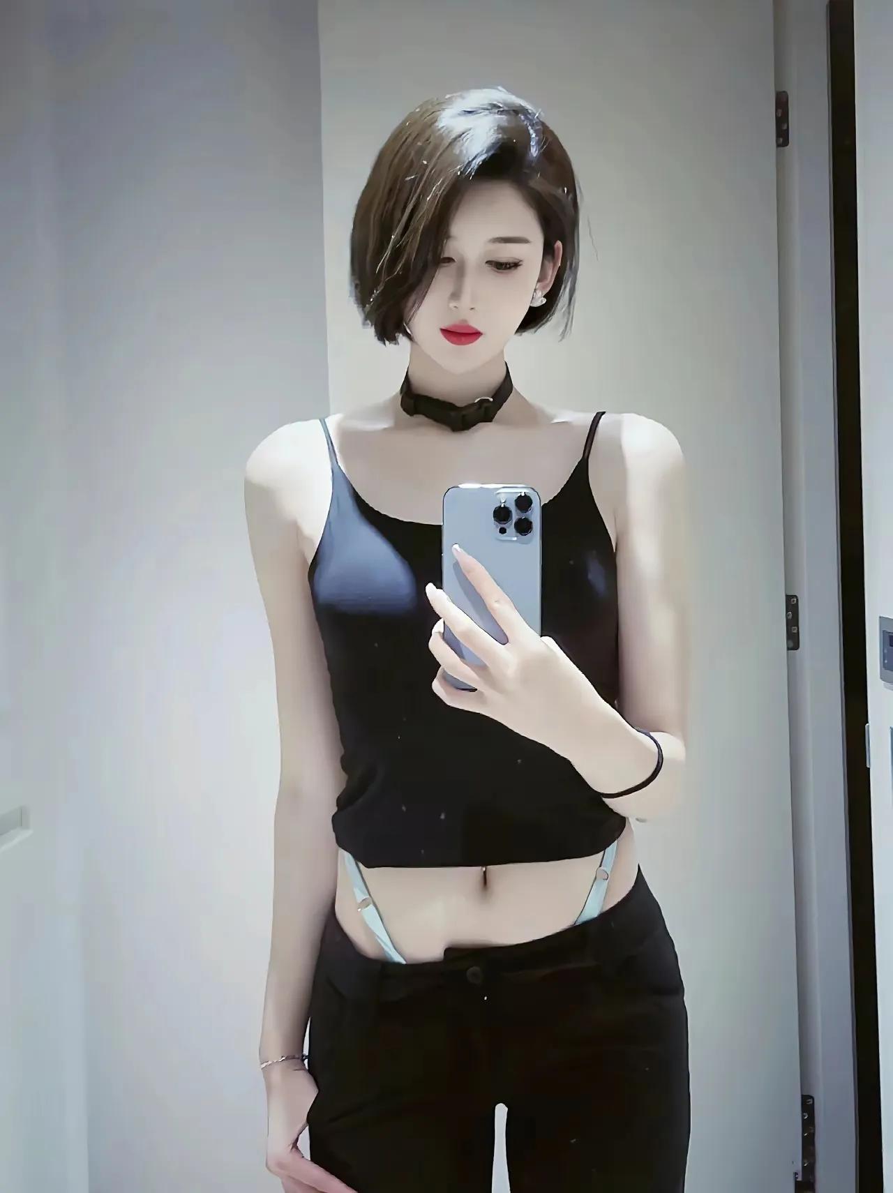 妥妥的问一句，这大妹纸腰上的两根绳是做什么用的？