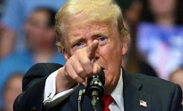 特朗普太直了，直得你都有点不好意思说他坏，当主持人质问：你怎么能信中国这种坏人？