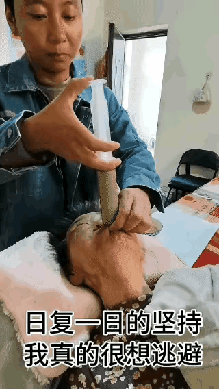 千万不要责怪这个孩子，如果是独子，那就更要理解了。谁有病谁躺下谁知道，谁遇到谁伺