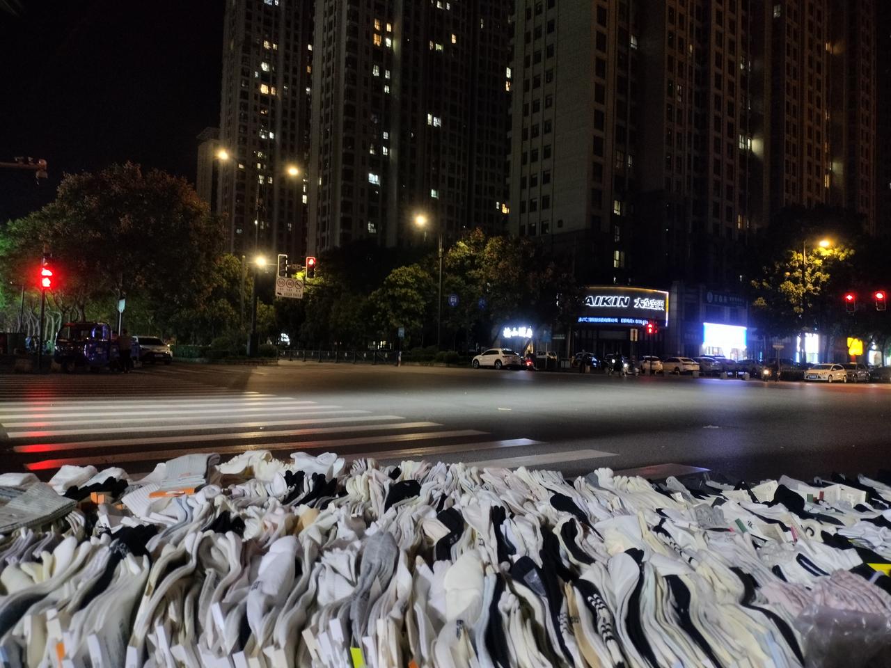 摆摊卖货，记住一条，有啥卖啥，别顾客要啥你进啥
 
摆摊卖袜子这么多年，我悟出一