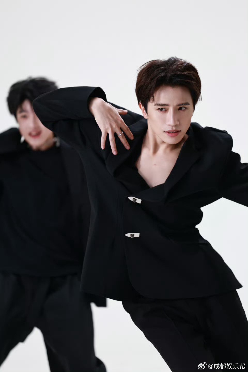 帮粉提问明星近期，成都娱乐帮将群访伯远，大家有什么想问的吗？欢迎留言告知（禁止涉