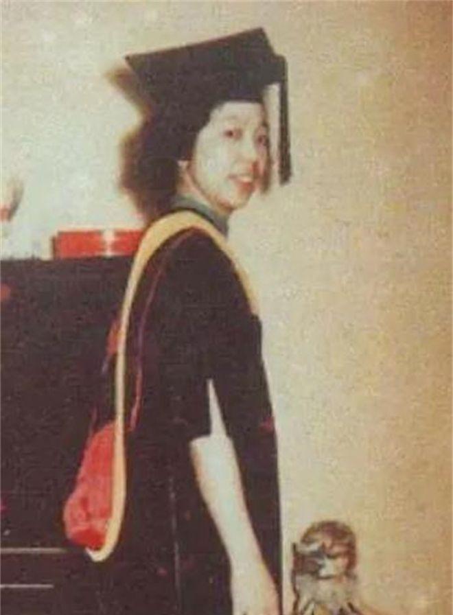 1957年，美国海关扣留了一个中国女人，他们强行搜查她的行李，突然看到了6800