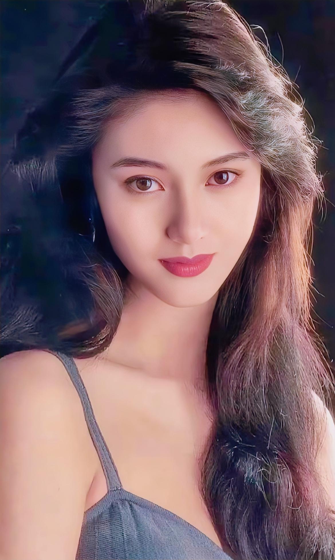 18岁时便摘得香港小姐桂冠，随后踏入演艺圈。她因颜值过于出众，演技被其掩盖，一度