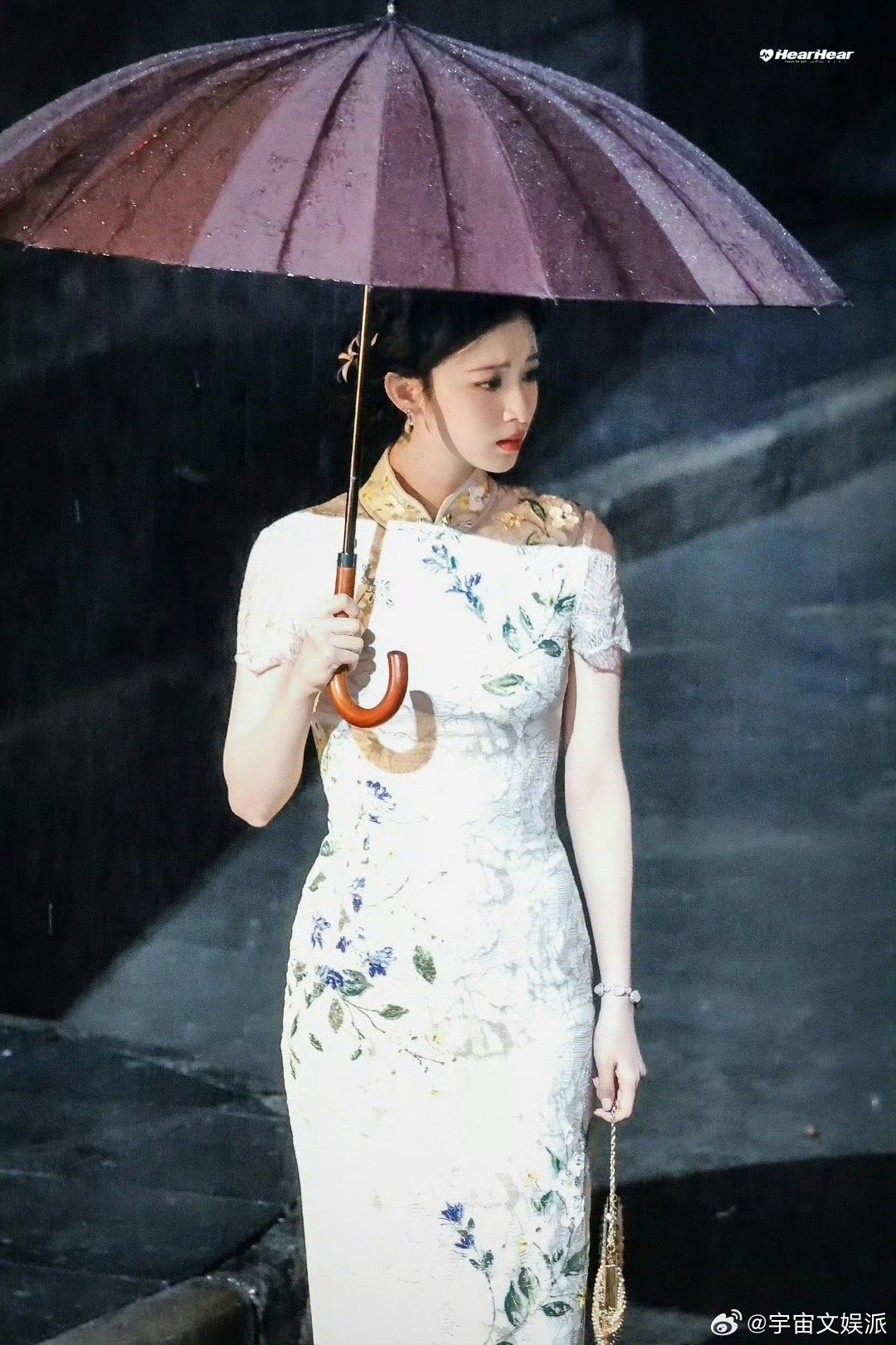 王楚然温婉身段王楚然旗袍勾勒出温婉身段雨丝轻落，油纸伞下，一袭素色旗袍勾勒出她温