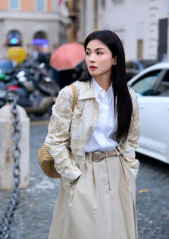 刘涛才是中年穿搭的天花板吧！
金绣外套+白衬衫+浅卡其半裙，温柔又显贵，草编包一