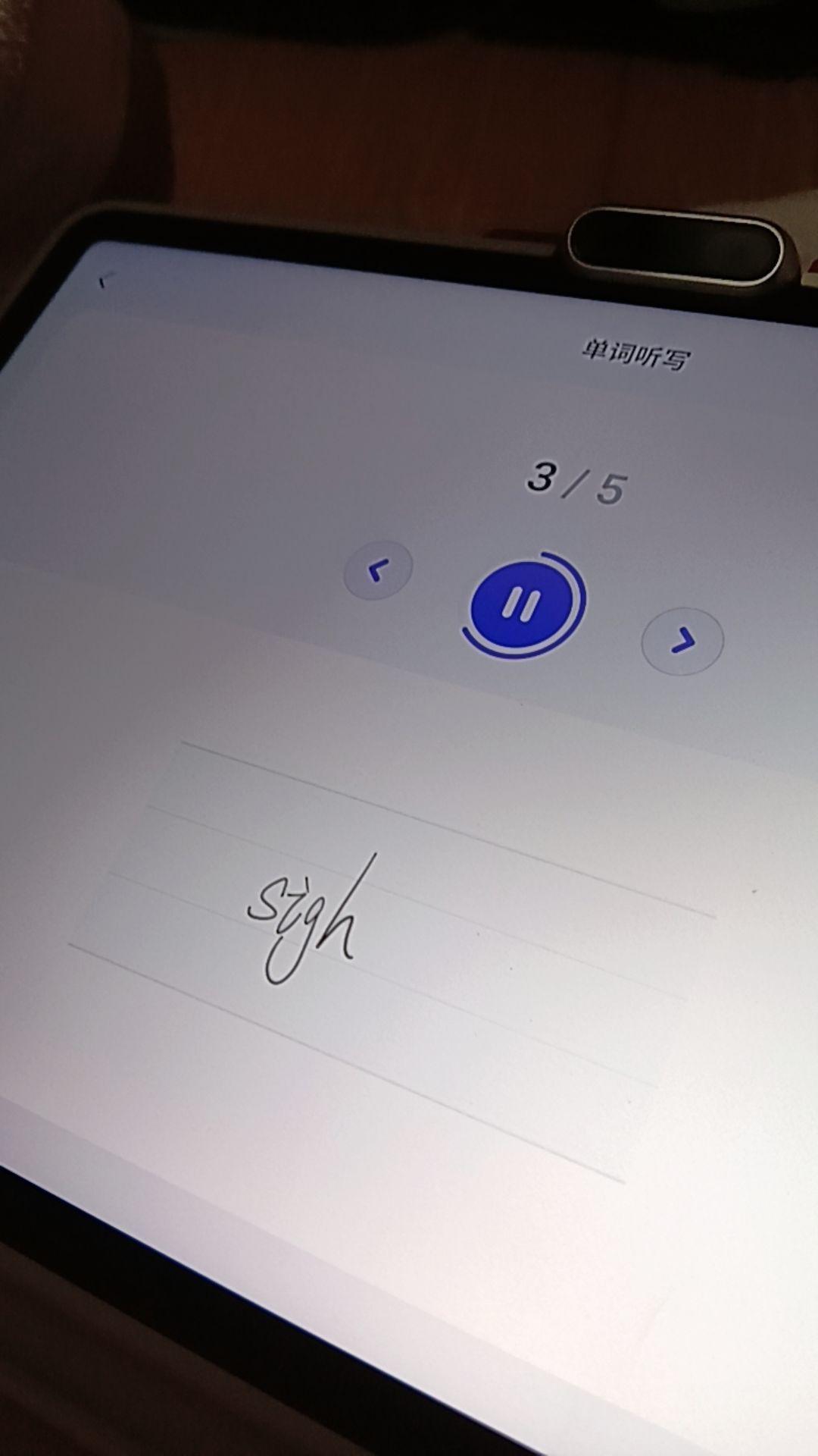 用学而思学习机X5查资料，结果它推送了个相关的科普视频。我俩就凑在屏幕前一起看，