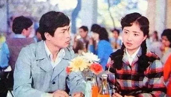 [微风]1982年，刘晓庆到南京演出时，遇到了在当地拍戏的迟志强，晚上喝了几杯酒