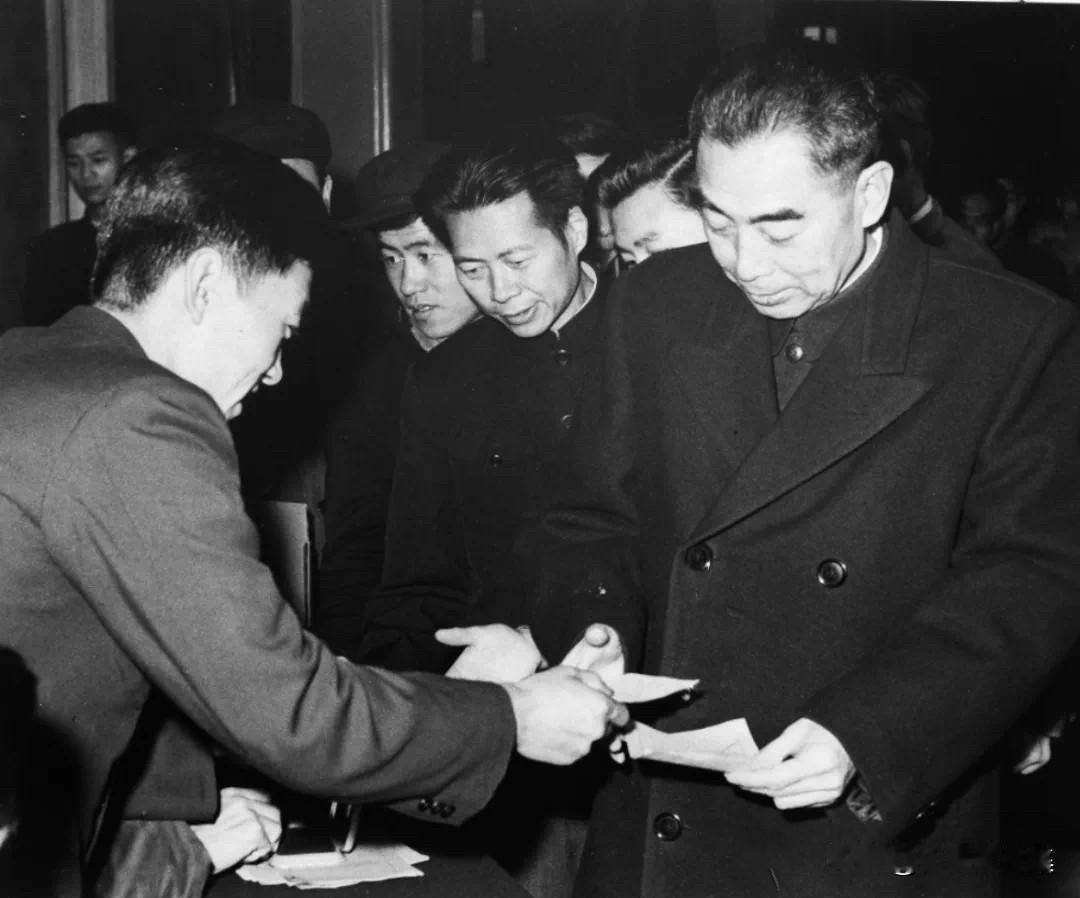 1960年12月，周恩来参加北京市西城区选民投票的场景。根据中国选举制度，年满1