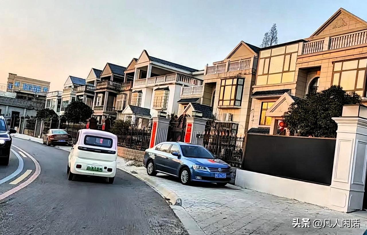 要不要支持给农民发基础养老金？我的观点当然要支持。这不只是温情关怀，更是对历史贡